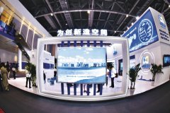 正在工做人员的指令中完成一套出色的拳法展